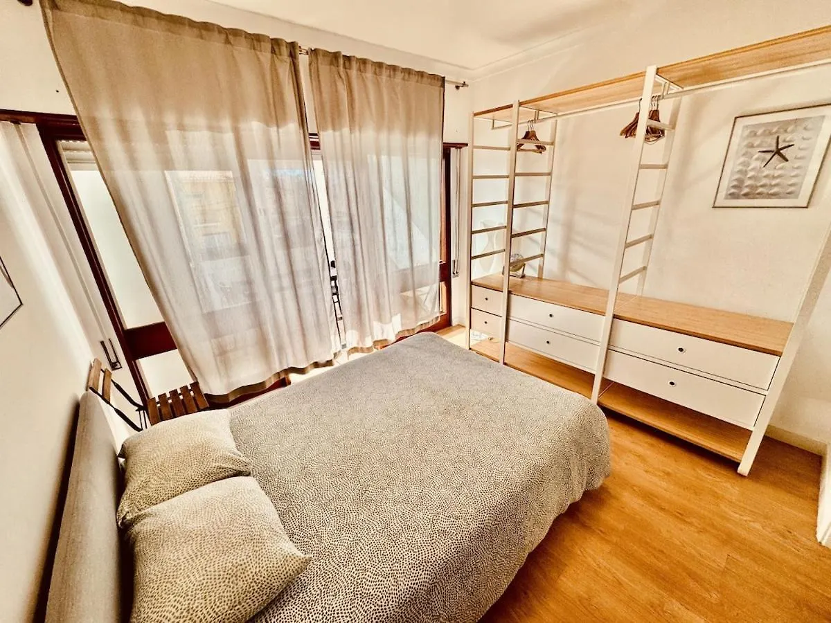 The Crow Seaside I Apartment Parede