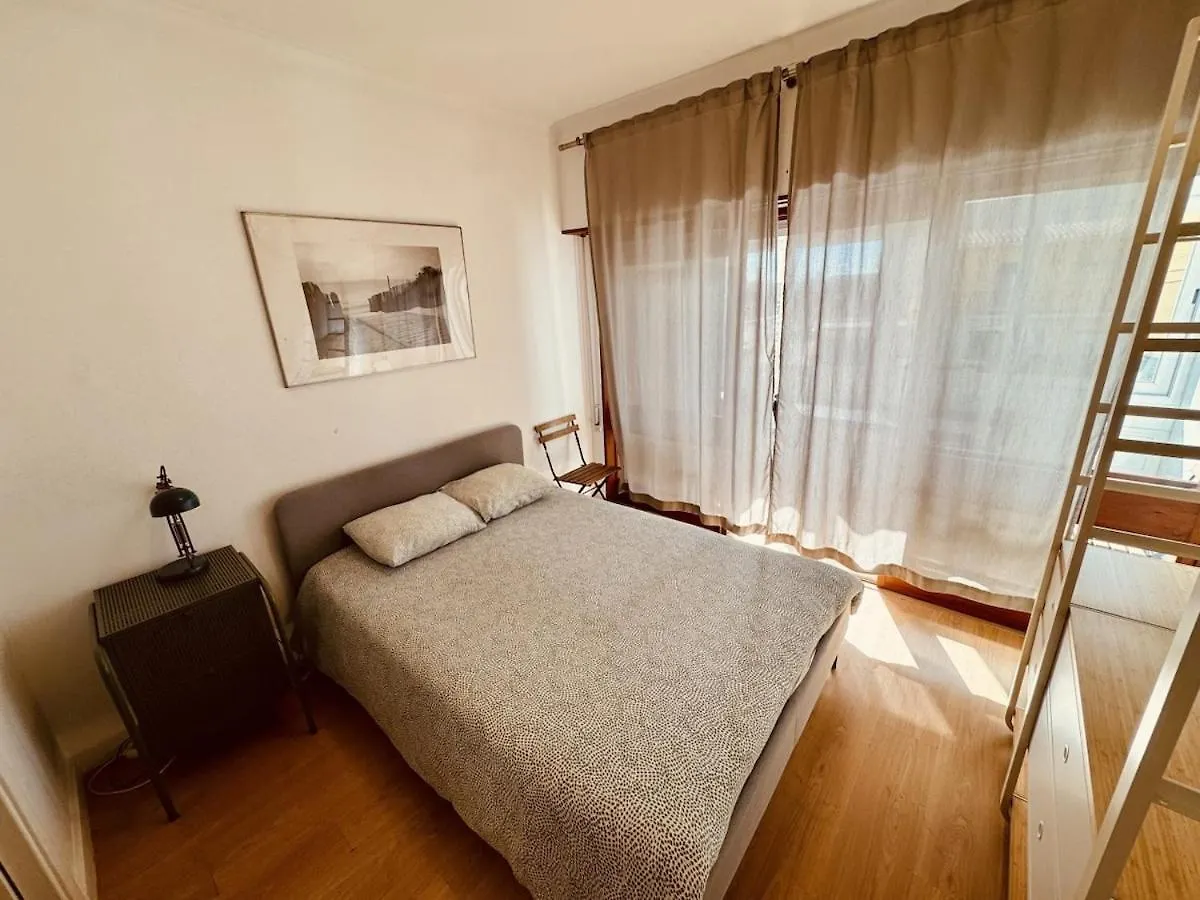 The Crow Seaside I Apartment Parede
