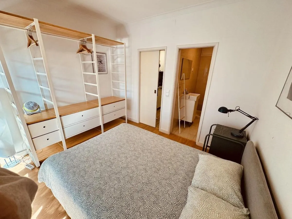 The Crow Seaside I Apartment Parede
